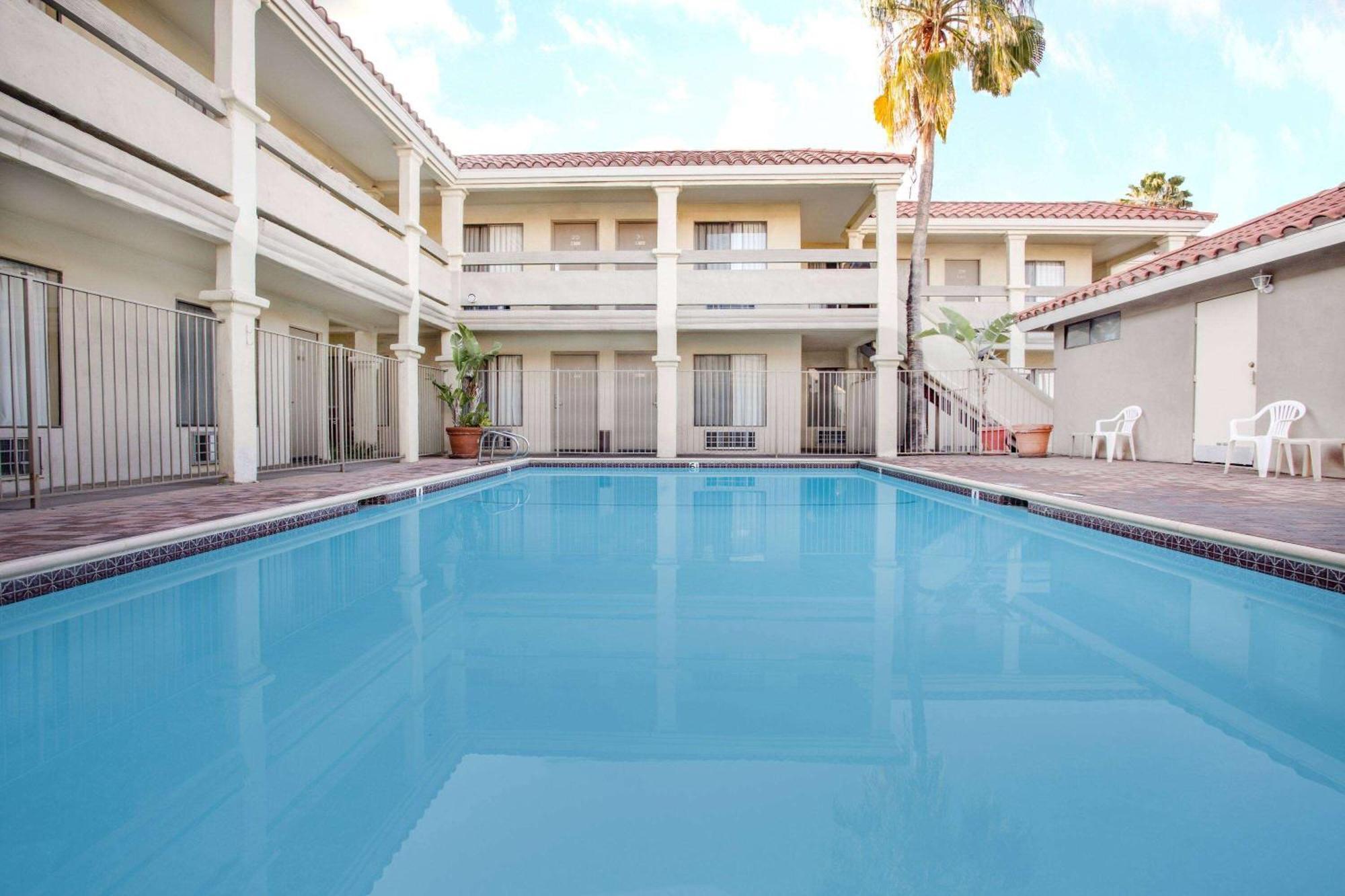 Travelodge By Wyndham Costa Mesa Newport Beach Hacienda Kültér fotó